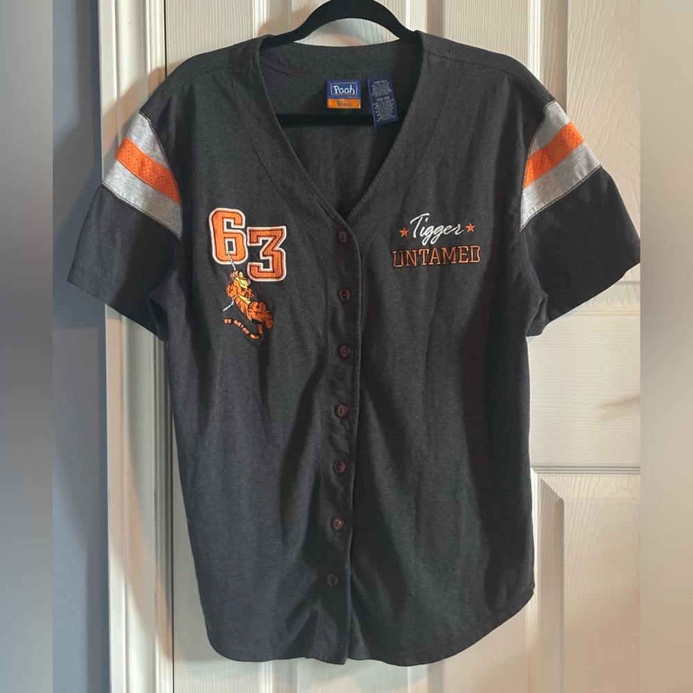 Disney collection: 90s Tigger Embroidered Jersey.